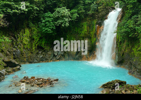 Cascata con le acque blu del Rio Celeste in Volcán Tenorio National Park, Costa Rica, America Centrale Foto Stock