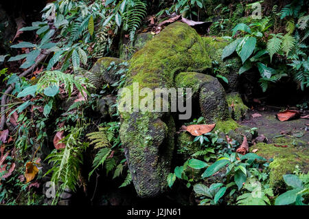 Statua di drago di Komodo nella Foresta delle Scimmie di Ubud Foto Stock