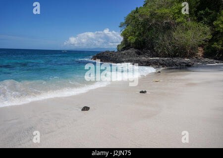 Spiaggia di sabbia bianca e le rocce vulcaniche Foto Stock