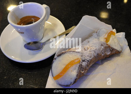 Un tipico cannolo siciliano su un tovagliolo bianco Foto Stock