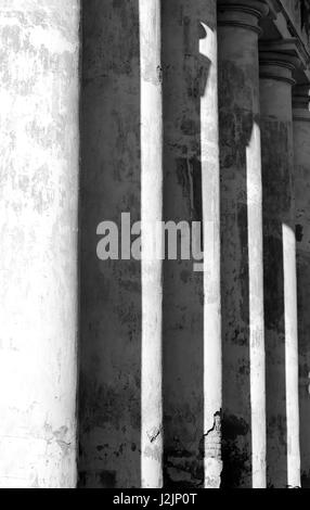 Le colonne dell'edificio fotografato da vicino la fotografia in bianco e nero Foto Stock