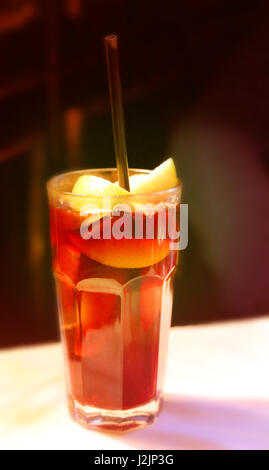 Deliziosi cocktail rosso in vetro con cannuccia per scattare foto di primo piano Foto Stock