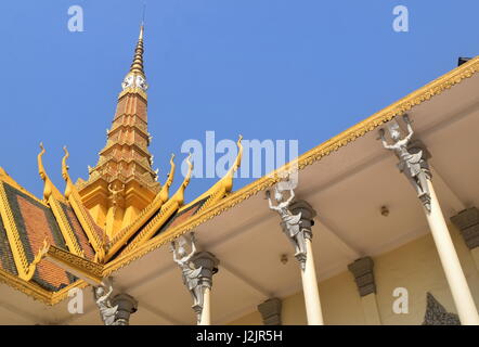 Torre di Brahma, tetto e colonne dettaglio di Phnom Penh Royal Palace trono Hall - Cambogia Foto Stock