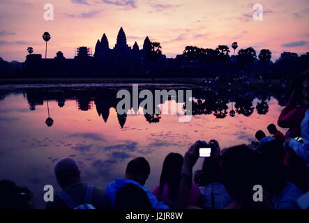 Bellissima alba colori sopra Angkor Wat pietre antiche rovine di templi, Cambogia Foto Stock