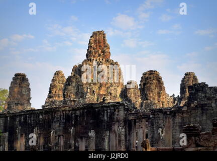 Torri di pietra di Bayon antico tempio buddista di Tempio di Angkor Thom evidenziato nella luce solare, Cambogia Foto Stock