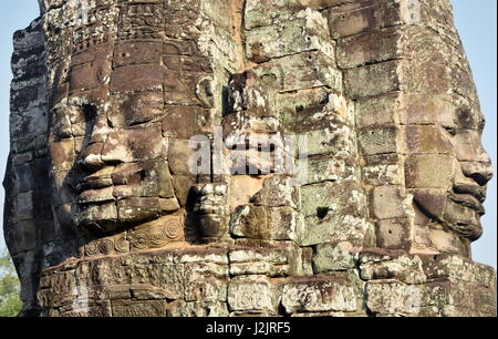 Facce di Buddha scolpita sulla pietra a Bayon antiche rovine di Angkor Thom, Cambogia Foto Stock