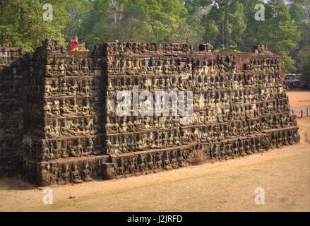 Terrazza del lebbroso il re di pietra scolpita parete di antiche rovine di Angkor Thom, Cambogia Foto Stock