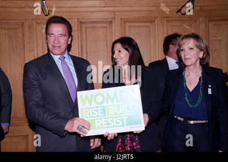 Parigi, Francia. 28 Aprile, 2017. Anne Hidalgo, Sindaco di Parigi e di Arnold Schwarzenegger, il presidente fondatore delle zone di azione per il clima (R20), hanno firmato un accordo di cooperazione tra la C40 e l'R20 a unire le forze di queste due reti nella lotta contro il cambiamento climatico. Credito: Bernard Menigault/Alamy Live News Foto Stock