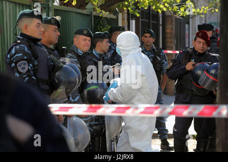 Buenos Aires, Argentina. 28 apr, 2017. Dopo essere stato assente per 30 giorni, il cadavere mutilato di un 22-anno-vecchia ragazza appare al cortile di una casa. Araceli Fulles fu assassinato nel quartiere di Jose Leon Suarez, Grande Buenos Aires. Il caso sconvolto la pubblica opinione di Argentina. Credito: Claudio Santisteban/ZUMA filo/Alamy Live News Foto Stock