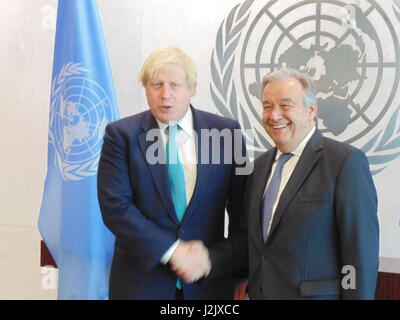 La città di New York, Stati Uniti d'America. 28 apr, 2017. Il Ministro degli esteri britannico Boris Johnson incontra il Segretario Generale Antonio Guterres il 28 aprile 2017, dopo che la Corea del Nord riunione del Consiglio di Sicurezza delle Nazioni Unite al credito: Matthew Lee/Alamy Live News Foto Stock