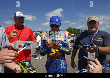 Richmond, Virginia, Stati Uniti d'America. 28 apr, 2017. Aprile 28, 2017 - Richmond, Virginia, Stati Uniti d'America: Chase Elliott (24) firma autografi per i fan prima di pratica per i proprietari di Toyota 400 a Richmond International Speedway di Richmond, Virginia. Credito: Chris Owens Asp Inc/ASP/ZUMA filo/Alamy Live News Foto Stock