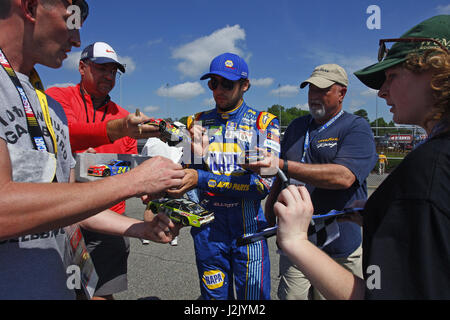 Richmond, Virginia, Stati Uniti d'America. 28 apr, 2017. Aprile 28, 2017 - Richmond, Virginia, Stati Uniti d'America: Chase Elliott (24) firma autografi per i fan prima di pratica per i proprietari di Toyota 400 a Richmond International Speedway di Richmond, Virginia. Credito: Chris Owens Asp Inc/ASP/ZUMA filo/Alamy Live News Foto Stock