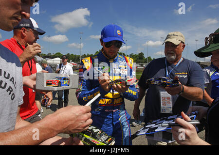 Richmond, Virginia, Stati Uniti d'America. 28 apr, 2017. Aprile 28, 2017 - Richmond, Virginia, Stati Uniti d'America: Chase Elliott (24) firma autografi per i fan prima di pratica per i proprietari di Toyota 400 a Richmond International Speedway di Richmond, Virginia. Credito: Chris Owens Asp Inc/ASP/ZUMA filo/Alamy Live News Foto Stock