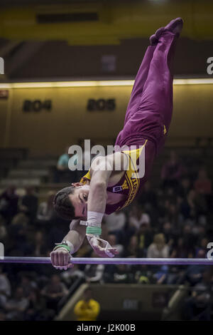 West Point, NY, STATI UNITI D'AMERICA. 22 apr, 2017. Aprile 22, 2017: Minnesota Golden i Gopher ginnasta Tristan Duran compete ad alta bar durante il 2017 collegiale nazionale MenÃ¢â'¬â"¢s ginnastica campionati a Holleder CenterÃ¢â'¬â"¢s Christl Arena di West Point, New York. Credito: Scott Taetsch/ZUMA filo/Alamy Live News Foto Stock