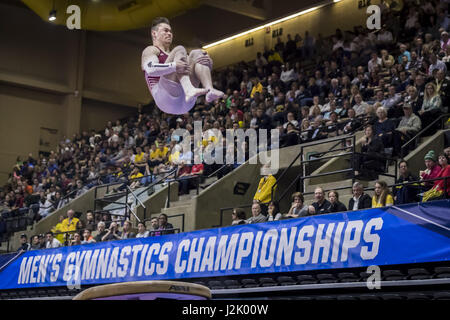 West Point, NY, STATI UNITI D'AMERICA. 22 apr, 2017. Aprile 22, 2017: Oklahoma Sooners Colin Van Wicklen compete vault durante il 2017 collegiale nazionale MenÃ¢â'¬â"¢s ginnastica campionati a Holleder CenterÃ¢â'¬â"¢s Christl Arena di West Point, New York. Credito: Scott Taetsch/ZUMA filo/Alamy Live News Foto Stock