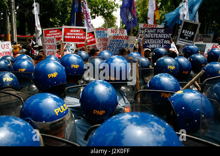 Filippine. 29 apr, 2017. I manifestanti da diversi gruppi converged lungo Quirino Avenue a Manila, sabato mattina, come provano ad aria i loro sentimenti durante il vertice ASEAN a PICC. Plotoni di polizia in piena sommossa marcia bloccato il marzo lungo Adriatico street a Manila. Credito: J Gerard Seguia/ZUMA filo/Alamy Live News Foto Stock