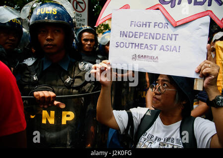 Filippine. 29 apr, 2017. I manifestanti da diversi gruppi converged lungo Quirino Avenue a Manila, sabato mattina, come provano ad aria i loro sentimenti durante il vertice ASEAN a PICC. Plotoni di polizia in piena sommossa marcia bloccato il marzo lungo Adriatico street a Manila. Credito: J Gerard Seguia/ZUMA filo/Alamy Live News Foto Stock