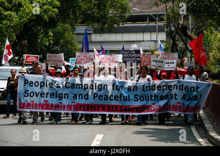 Filippine. 29 apr, 2017. I manifestanti da diversi gruppi converged lungo Quirino Avenue a Manila, sabato mattina, come provano ad aria i loro sentimenti durante il vertice ASEAN a PICC. Plotoni di polizia in piena sommossa marcia bloccato il marzo lungo Adriatico street a Manila. Credito: J Gerard Seguia/ZUMA filo/Alamy Live News Foto Stock