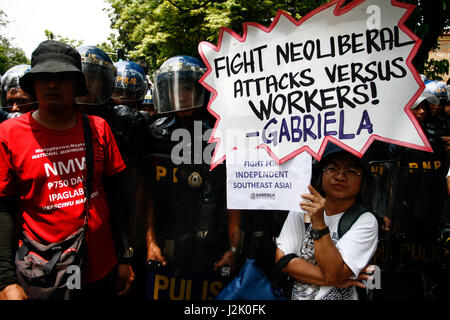 Filippine. 29 apr, 2017. I manifestanti da diversi gruppi converged lungo Quirino Avenue a Manila, sabato mattina, come provano ad aria i loro sentimenti durante il vertice ASEAN a PICC. Plotoni di polizia in piena sommossa marcia bloccato il marzo lungo Adriatico street a Manila. Credito: J Gerard Seguia/ZUMA filo/Alamy Live News Foto Stock