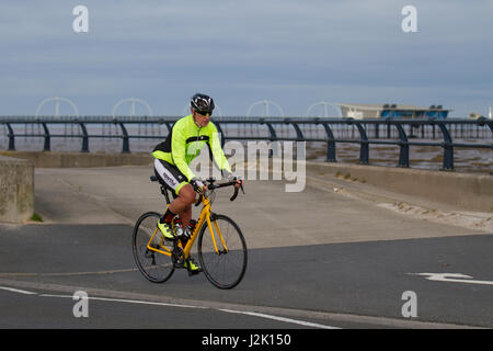 Southport, Merseyside, Regno Unito. Regno Unito Meteo. Il 29 aprile 2017. Windy warmer mattina nel resort, con una torbida per iniziare la giornata. Residentds locale prendere esercizio sul cycleway bording il litorale. Credito: MediaWorldImages/AlamyLiveNews Foto Stock