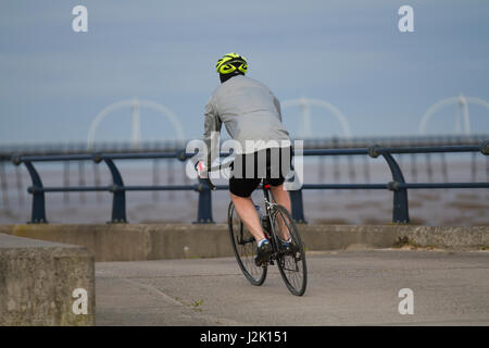 Southport, Merseyside, Regno Unito. Regno Unito Meteo. Il 29 aprile 2017. Windy warmer mattina nel resort, con una torbida per iniziare la giornata. Residentds locale prendere esercizio sul cycleway bording il litorale. Credito: MediaWorldImages/AlamyLiveNews Foto Stock