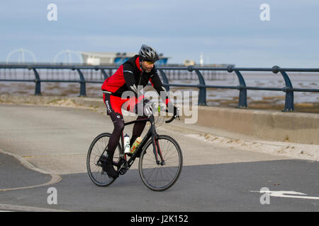 Southport, Merseyside, Regno Unito. Regno Unito Meteo. Il 29 aprile 2017. Windy warmer mattina nel resort, con una torbida per iniziare la giornata. Residentds locale prendere esercizio sul cycleway bording il litorale. Credito: MediaWorldImages/AlamyLiveNews Foto Stock