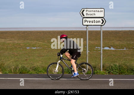 Southport, Merseyside, Regno Unito. Regno Unito Meteo. Il 29 aprile 2017. Windy warmer mattina nel resort, con una torbida per iniziare la giornata. Residentds locale prendere esercizio sul cycleway bording il litorale. Credito: MediaWorldImages/AlamyLiveNews Foto Stock