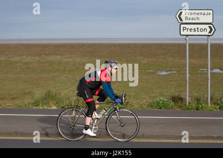 Southport, Merseyside, Regno Unito. Regno Unito Meteo. Il 29 aprile 2017. Windy warmer mattina nel resort, con una torbida per iniziare la giornata. Residentds locale prendere esercizio sul cycleway bording il litorale. Credito: MediaWorldImages/AlamyLiveNews Foto Stock