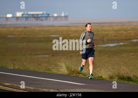 Southport, Merseyside, Regno Unito. Regno Unito Meteo. Il 29 aprile 2017. Windy warmer mattina nel resort, con una torbida per iniziare la giornata. Residentds locale prendere esercizio sul cycleway bording il litorale. Credito: MediaWorldImages/AlamyLiveNews Foto Stock