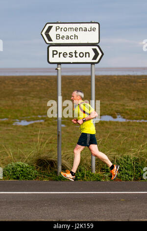 Southport, Merseyside, Regno Unito. Regno Unito Meteo. Il 29 aprile 2017. Windy warmer mattina nel resort, con una torbida per iniziare la giornata. Residentds locale prendere esercizio sul cycleway bording il litorale. Credito: MediaWorldImages/AlamyLiveNews Foto Stock