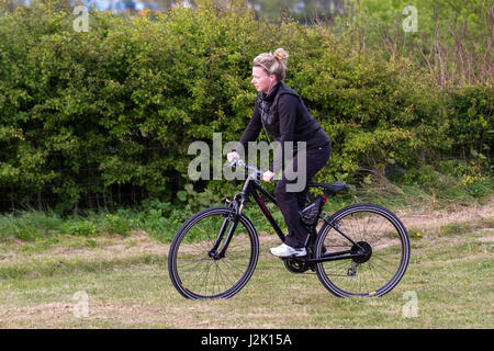 Southport, Merseyside, Regno Unito. Regno Unito Meteo. Il 29 aprile 2017. Windy warmer mattina nel resort, con una torbida per iniziare la giornata. Residentds locale prendere esercizio sul cycleway bording il litorale. Credito: MediaWorldImages/AlamyLiveNews Foto Stock