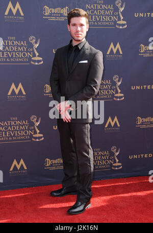 Pasadena, CA, Stati Uniti d'America. 28 apr, 2017. 28 Aprile 2017 - Pasadena, California - Kristos Andrews. Xliv diurno annuale Creative Arts Emmy Awards tenutosi a Pasadena Civic Center di Pasadena. Photo credit: Birdie Thompson/AdMedia Credito: Birdie Thompson/AdMedia/ZUMA filo/Alamy Live News Foto Stock