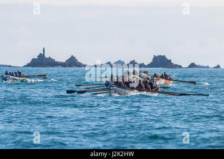 Isole Scilly, UK. 28 apr, 2017. Concerti a metà gara con rocce in background. Credit: Ed Marshall / Alamy Live News Foto Stock