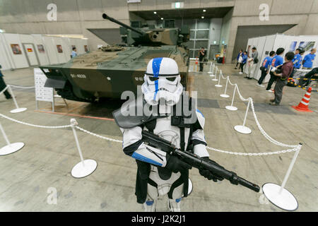 Chiba, Giappone. Il 29 aprile, 2017. Una Star Wars Storm Trooper in posa per una fotografia di fronte ad un Giappone Forza di Autodifesa il serbatoio durante la Niconico Chokaigi festival a Makuhari Messe Convention Center il 29 aprile 2017, Chiba, Giappone. Niconico è un giapponese sociale sito web video con oltre 62 milioni di utenti registrati. I due giorni di Niconico festival Chokaigi consente agli utenti e ai creatori di comunicare faccia a faccia. Credito: Rodrigo Reyes Marin/AFLO/Alamy Live News Foto Stock