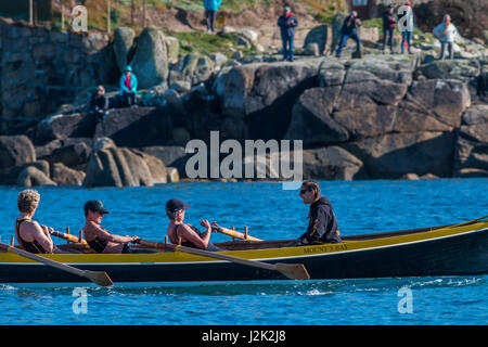 Isole Scilly, UK. 28 apr, 2017. Vincitori Kensa durante la loro corsa. Credit: Ed Marshall / Alamy Live News Foto Stock