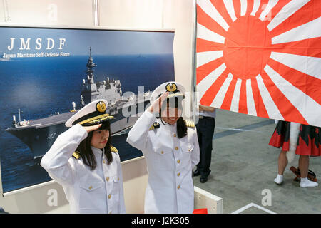 Chiba, Giappone. Il 29 aprile, 2017. Donne abbigliate in Giappone marittimo Forza di Autodifesa uniformi posano per una foto durante la Niconico Chokaigi festival a Makuhari Messe Convention Center il 29 aprile 2017, Chiba, Giappone. Niconico è un giapponese sociale sito web video con oltre 62 milioni di utenti registrati. I due giorni di Niconico festival Chokaigi consente agli utenti e ai creatori di comunicare faccia a faccia. Credito: Rodrigo Reyes Marin/AFLO/Alamy Live News Foto Stock