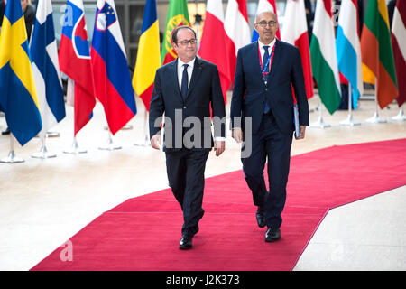 Bruxelles, Belgio. 29 apr, 2017. Il Presidente francese Francois Hollande arriva prima del Vertice europeo sull'arte. 50, Brexit a livello europeo la sede del Consiglio a Bruxelles, in Belgio il 29.04.2017 da Wiktor Dabkowski | Utilizzo di credito in tutto il mondo: dpa/Alamy Live News Foto Stock