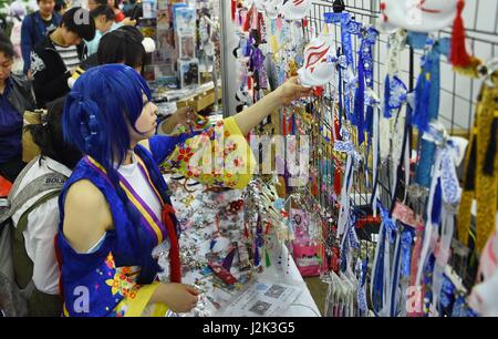 Shenyang, cinese della provincia di Liaoning. 29 apr, 2017. Un cosplayer seleziona prodotti a un nord-est Asia carnevale digitale a Shenyang, capitale del nord-est della Cina di Provincia di Liaoning, Aprile 29, 2017. Credito: lunga Lei/Xinhua/Alamy Live News Foto Stock