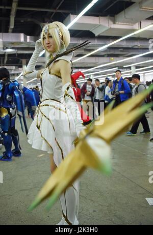 Shenyang, cinese della provincia di Liaoning. 29 apr, 2017. Un cosplayer pone a un nord-est Asia carnevale digitale a Shenyang, capitale del nord-est della Cina di Provincia di Liaoning, Aprile 29, 2017. Credito: lunga Lei/Xinhua/Alamy Live News Foto Stock