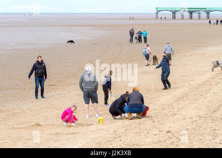 Lytham St Annes, Blackpool. Il 29 aprile 2017. Regno Unito Meteo. Un ambiente fresco e molto nuvoloso giorno nel nord-ovest dell'Inghilterra non smette di hardy inglesi dal titolo giù al mare a Lytham St Annes in Lancashire. Con una spessa nube previsto tutto il Bank Holiday, le famiglie sono determinati a fare in modo che la maggior parte del lungo weekend. Credito: Cernan Elias/Alamy Live News Foto Stock