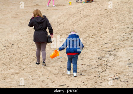 Lytham St Annes, Blackpool. Il 29 aprile 2017. Regno Unito Meteo. Un ambiente fresco e molto nuvoloso giorno nel nord-ovest dell'Inghilterra non smette di hardy inglesi dal titolo giù al mare a Lytham St Annes in Lancashire. Con una spessa nube previsto tutto il Bank Holiday, le famiglie sono determinati a fare in modo che la maggior parte del lungo weekend. Credito: Cernan Elias/Alamy Live News Foto Stock