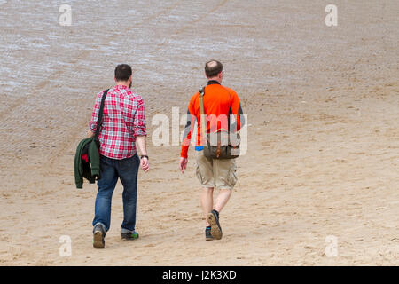 Lytham St Annes, Blackpool. Il 29 aprile 2017. Regno Unito Meteo. Un ambiente fresco e molto nuvoloso giorno nel nord-ovest dell'Inghilterra non smette di hardy inglesi dal titolo giù al mare a Lytham St Annes in Lancashire. Con una spessa nube previsto tutto il Bank Holiday, le famiglie sono determinati a fare in modo che la maggior parte del lungo weekend. Credito: Cernan Elias/Alamy Live News Foto Stock