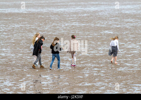 Lytham St Annes, Blackpool. Il 29 aprile 2017. Regno Unito Meteo. Un ambiente fresco e molto nuvoloso giorno nel nord-ovest dell'Inghilterra non smette di hardy inglesi dal titolo giù al mare a Lytham St Annes in Lancashire. Con una spessa nube previsto tutto il Bank Holiday, le famiglie sono determinati a fare in modo che la maggior parte del lungo weekend. Credito: Cernan Elias/Alamy Live News Foto Stock