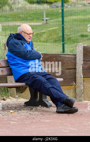 Lytham St Annes, Blackpool. Il 29 aprile 2017. Regno Unito Meteo. Un ambiente fresco e molto nuvoloso giorno nel nord-ovest dell'Inghilterra non smette di hardy inglesi dal titolo giù al mare a Lytham St Annes in Lancashire. Con una spessa nube previsto tutto il Bank Holiday, le famiglie sono determinati a fare in modo che la maggior parte del lungo weekend. Credito: Cernan Elias/Alamy Live News Foto Stock