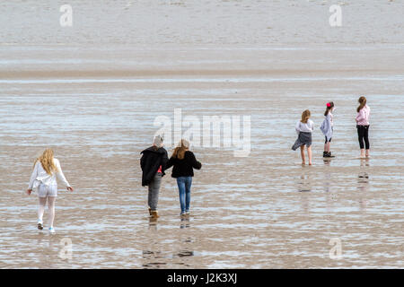 Lytham St Annes, Blackpool. Il 29 aprile 2017. Regno Unito Meteo. Un ambiente fresco e molto nuvoloso giorno nel nord-ovest dell'Inghilterra non smette di hardy inglesi dal titolo giù al mare a Lytham St Annes in Lancashire. Con una spessa nube previsto tutto il Bank Holiday, le famiglie sono determinati a fare in modo che la maggior parte del lungo weekend. Credito: Cernan Elias/Alamy Live News Foto Stock