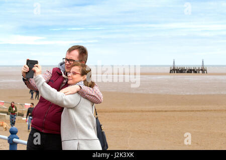 Lytham St Annes, Blackpool. Il 29 aprile 2017. Regno Unito Meteo. Un ambiente fresco e molto nuvoloso giorno nel nord-ovest dell'Inghilterra non smette di hardy inglesi dal titolo giù al mare a Lytham St Annes in Lancashire. Con una spessa nube previsto tutto il Bank Holiday, le famiglie sono determinati a fare in modo che la maggior parte del lungo weekend. Credito: Cernan Elias/Alamy Live News Foto Stock