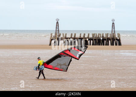 Lytham St Annes, Blackpool. Il 29 aprile 2017. Regno Unito Meteo. Un ambiente fresco e molto nuvoloso giorno nel nord-ovest dell'Inghilterra non smette di hardy inglesi dal titolo giù al mare a Lytham St Annes in Lancashire. Con una spessa nube previsto tutto il Bank Holiday, le famiglie sono determinati a fare in modo che la maggior parte del lungo weekend. Credito: Cernan Elias/Alamy Live News Foto Stock