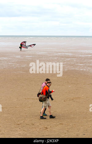 Lytham St Annes, Blackpool. Il 29 aprile 2017. Regno Unito Meteo. Un ambiente fresco e molto nuvoloso giorno nel nord-ovest dell'Inghilterra non smette di hardy inglesi dal titolo giù al mare a Lytham St Annes in Lancashire. Con una spessa nube previsto tutto il Bank Holiday, le famiglie sono determinati a fare in modo che la maggior parte del lungo weekend. Credito: Cernan Elias/Alamy Live News Foto Stock