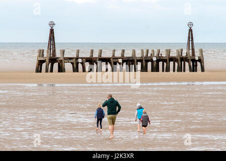 Lytham St Annes, Blackpool. Il 29 aprile 2017. Regno Unito Meteo. Un ambiente fresco e molto nuvoloso giorno nel nord-ovest dell'Inghilterra non smette di hardy inglesi dal titolo giù al mare a Lytham St Annes in Lancashire. Con una spessa nube previsto tutto il Bank Holiday, le famiglie sono determinati a fare in modo che la maggior parte del lungo weekend. Credito: Cernan Elias/Alamy Live News Foto Stock