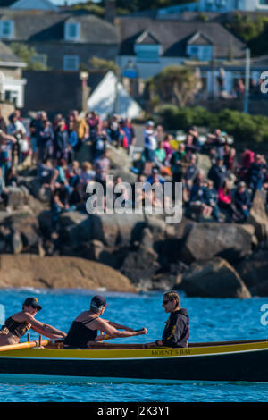 Isole Scilly, UK. 28 apr, 2017. Vincitori Kensa durante la loro gara con gli spettatori in background. Credit: Ed Marshall / Alamy Live News Foto Stock